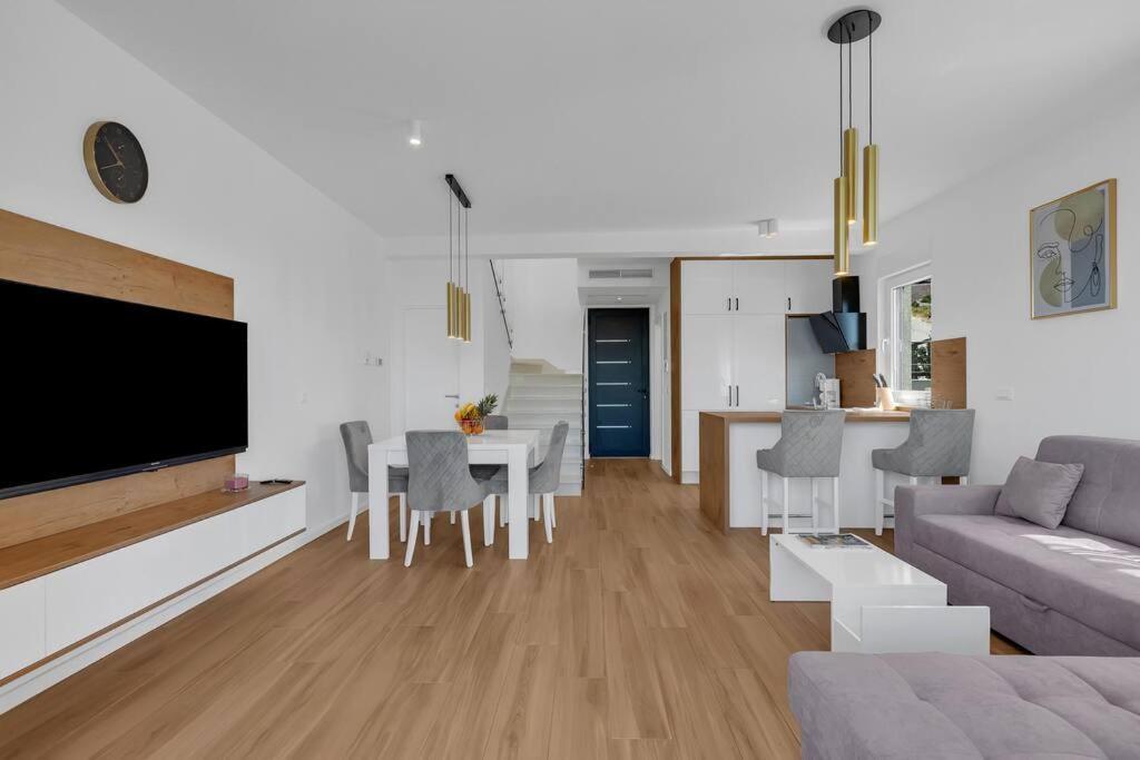 Vip With Pool Villa Makarska